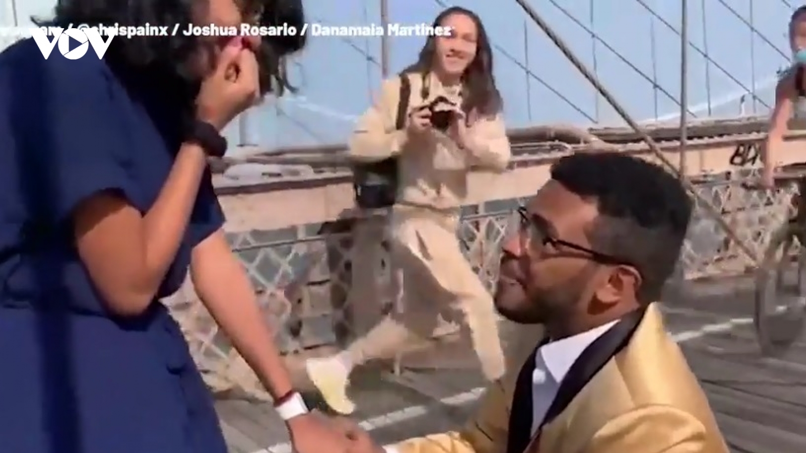 Video: Bất ngờ với màn cầu hôn trên cầu treo Brooklyn (Mỹ) nổi tiếng