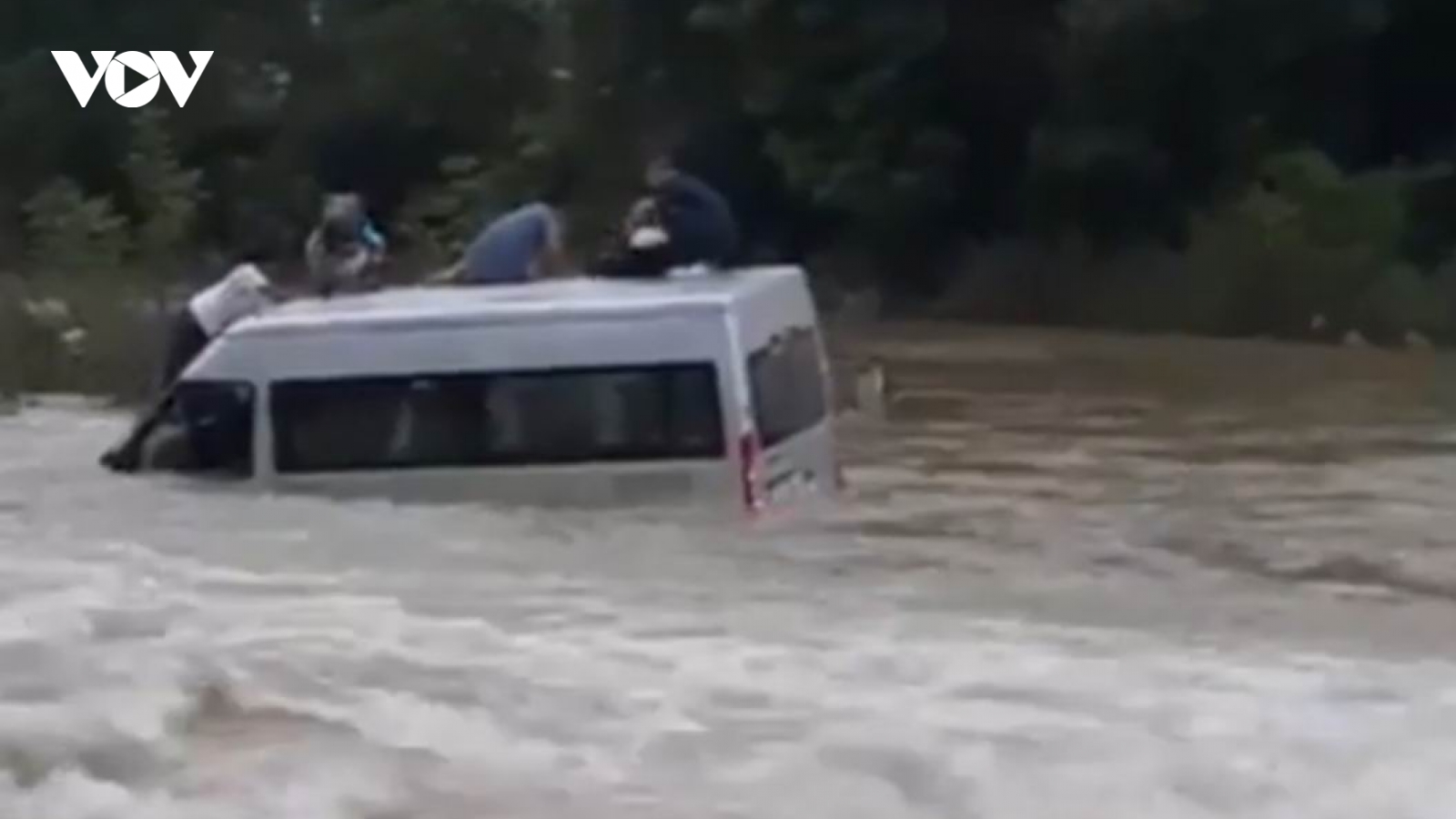 Liều lĩnh vượt ngầm tràn khi có lũ, xe khách bị cuốn trôi ở Cao Bằng