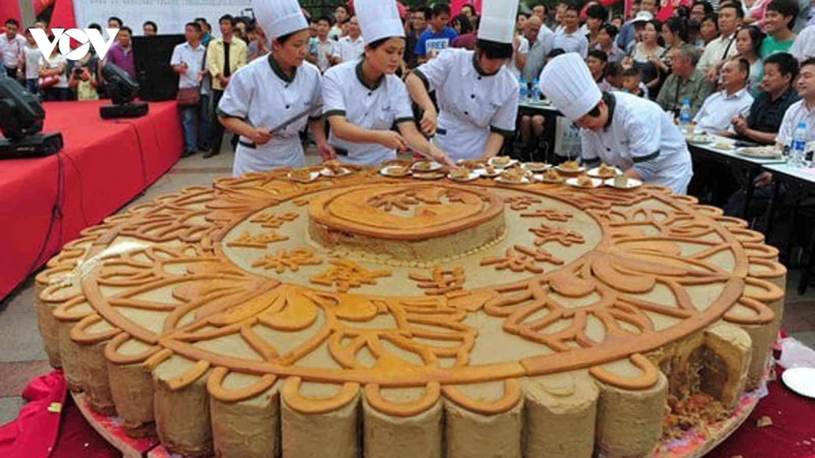 Bánh Trung thu khổng lồ khiến các bà nội trợ mê mẩn