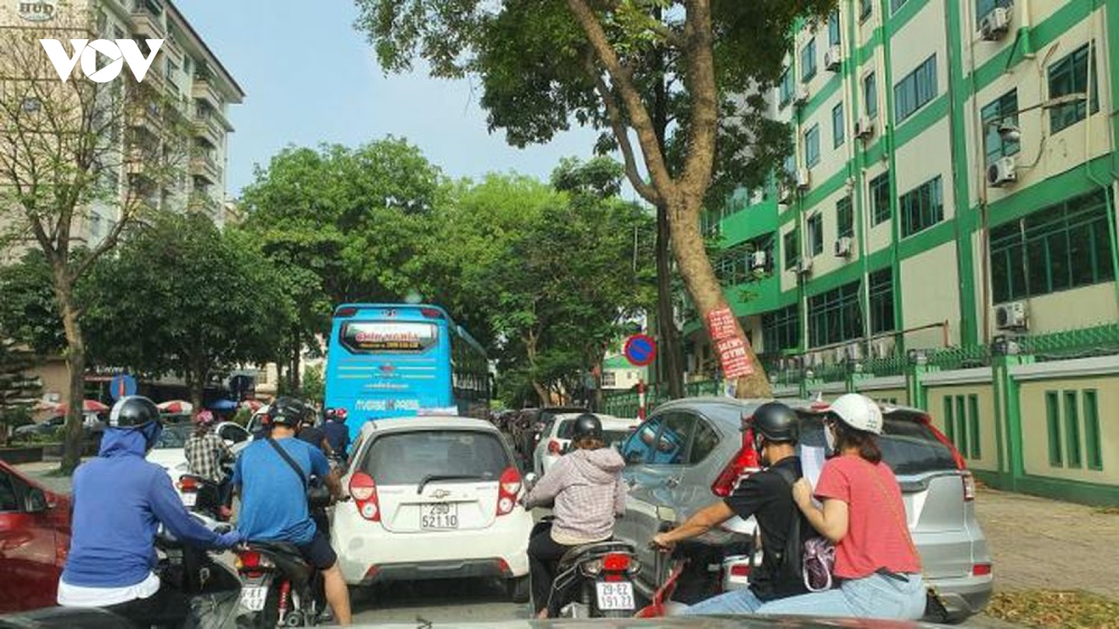 Video: Xe quá tải ngang nhiên lưu thông, ẩn họa khu vực cổng trường học