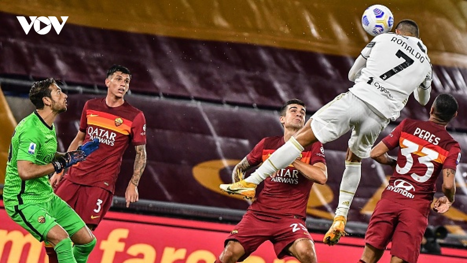Cristiano Ronaldo bật cao đánh đầu đẳng cấp, Juventus thoát thua trước AS Roma