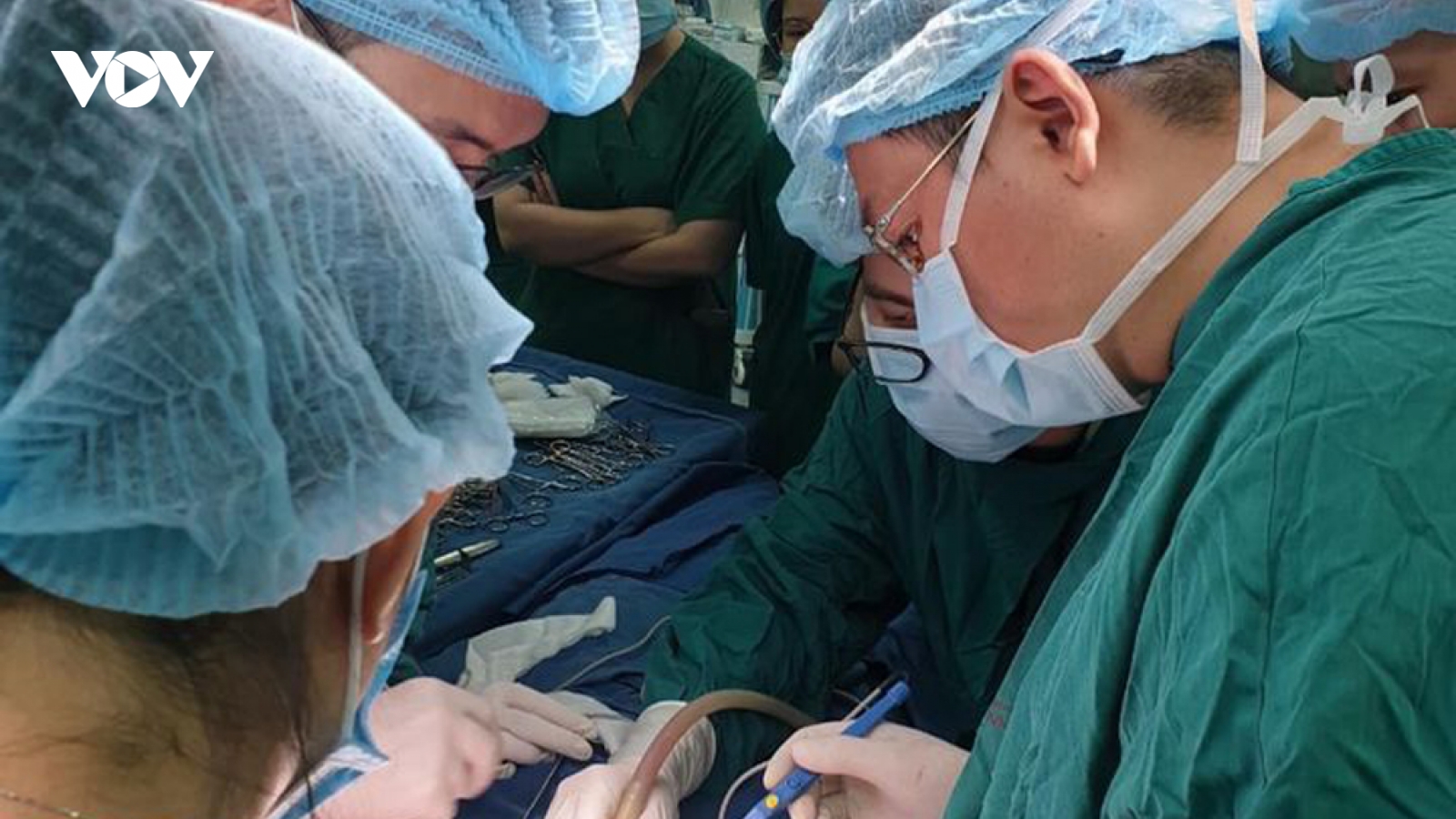 Kịp thời cứu sống bé trai 7 tuổi bị kéo đâm xuyên cổ