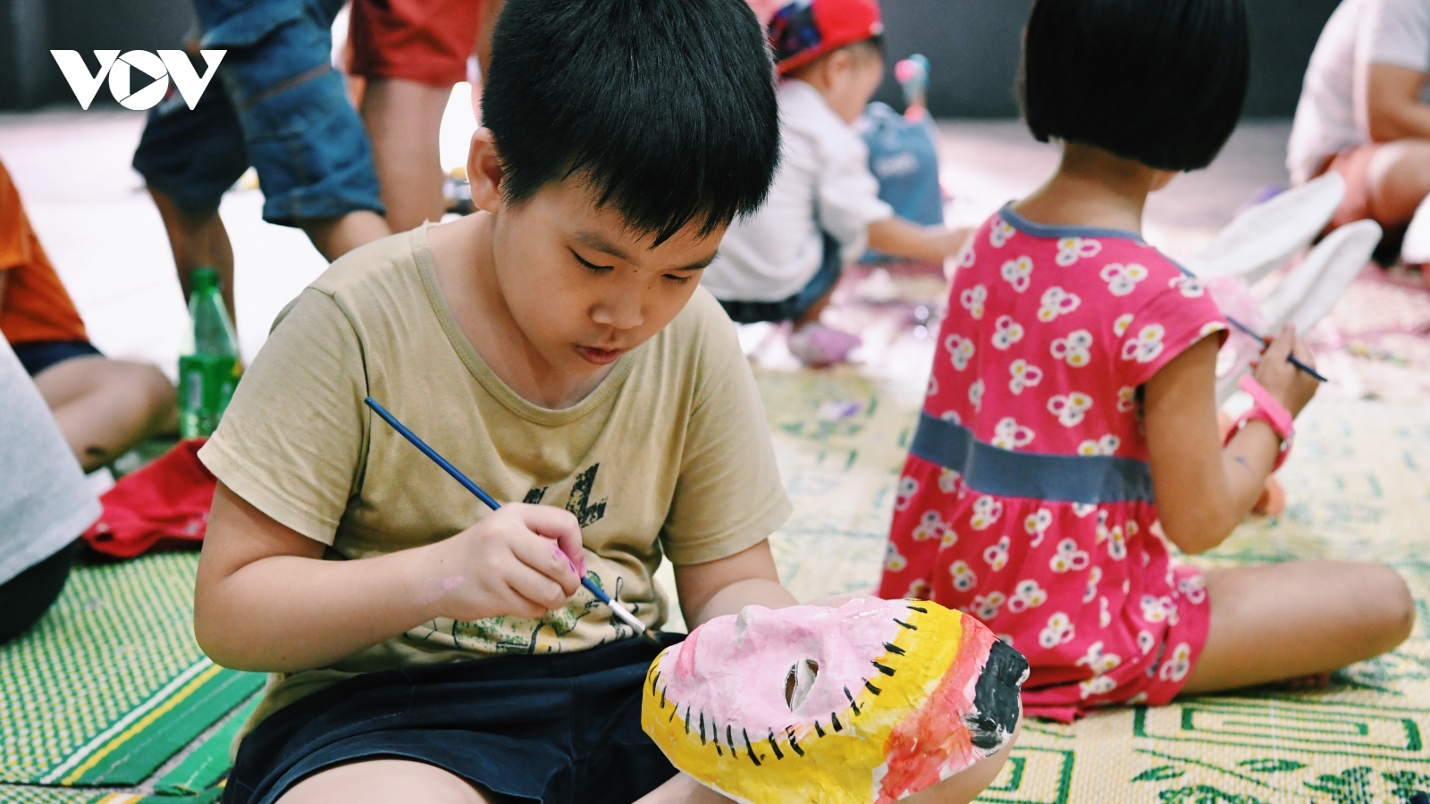 Các em nhỏ thích thú trải nghiệm làm đồ chơi Trung thu truyền thống