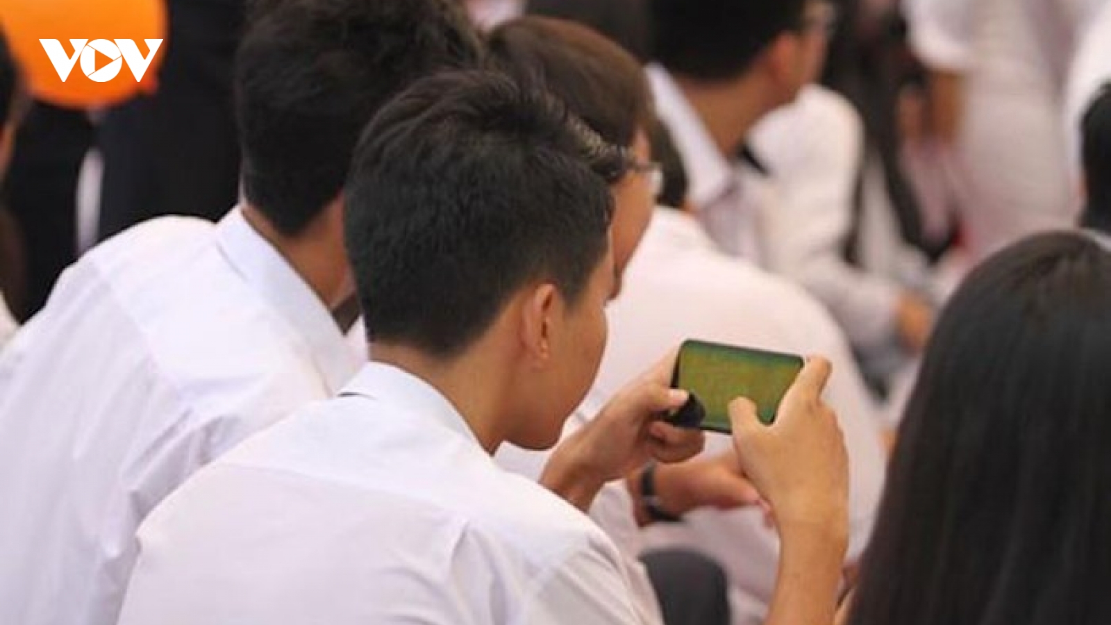 Cho học sinh sử dụng smartphone: Lợi bất cập hại
