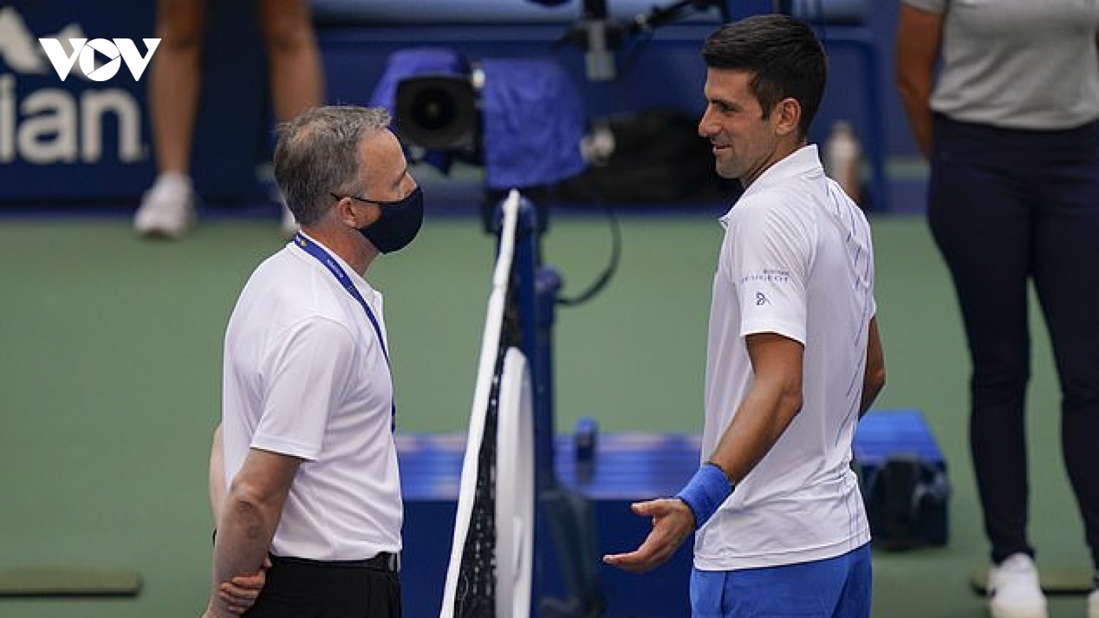Đánh bóng trúng cổ trọng tài, Djokovic bị loại khỏi US Open