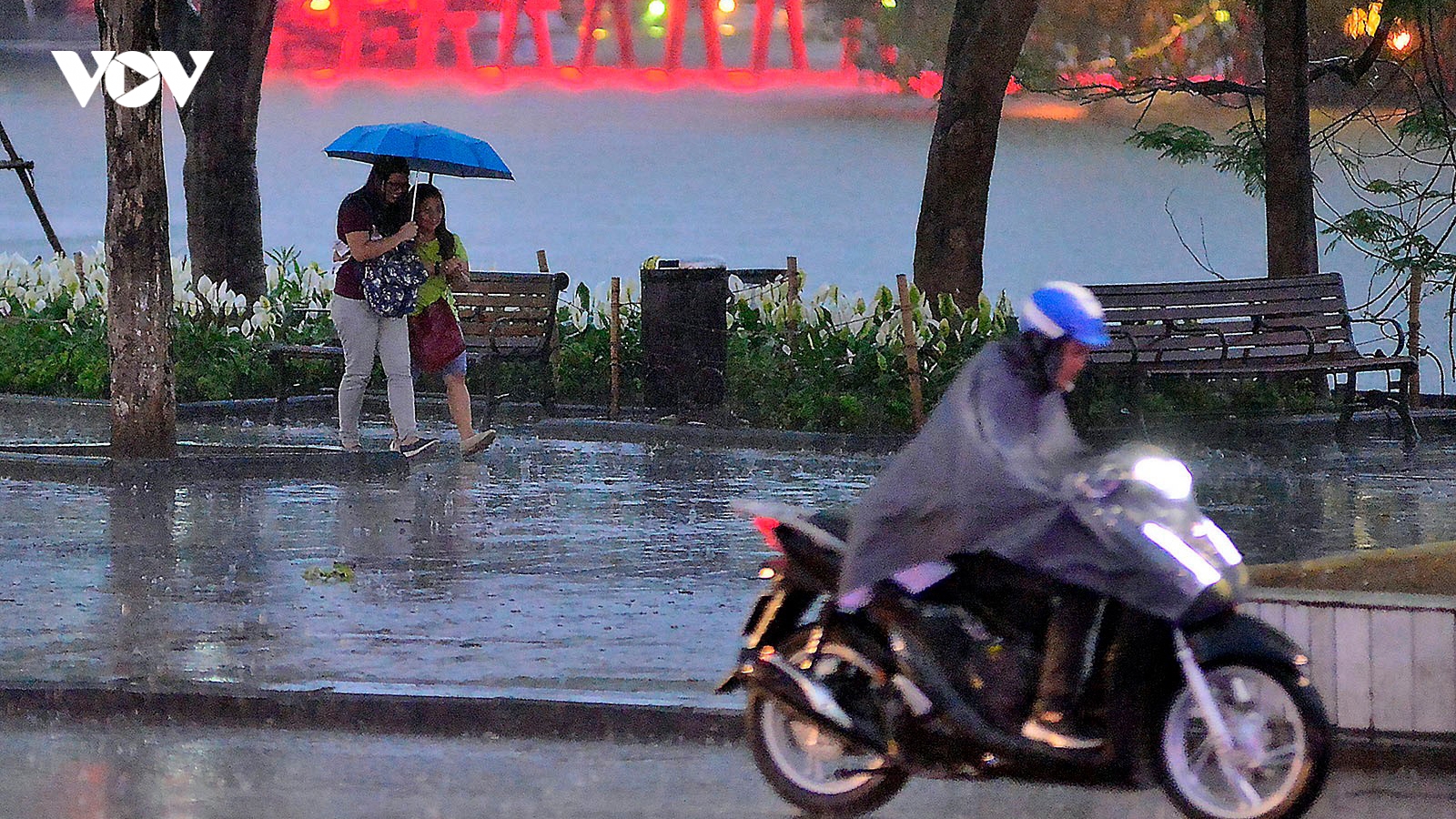 Thời tiết ngày 30/9: Hà Nội từ chiều tối nay có mưa dông