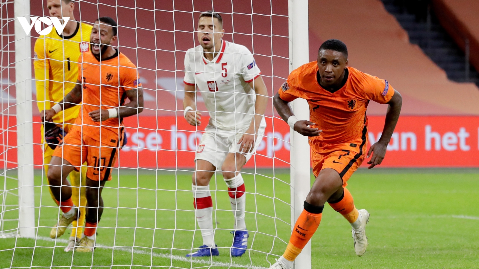 Donny van de Beek dự bị, Hà Lan nhọc nhằn đánh bại Ba Lan