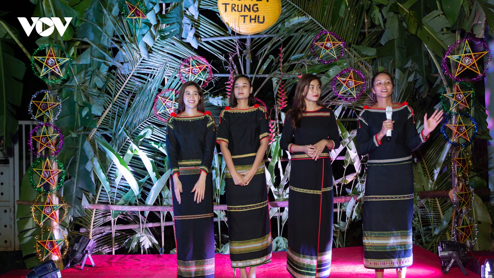 Hoa hậu H' Hen Niê, Khánh Vân diện trang phục Êđê, vui tết Trung thu cùng trẻ em buôn làng
