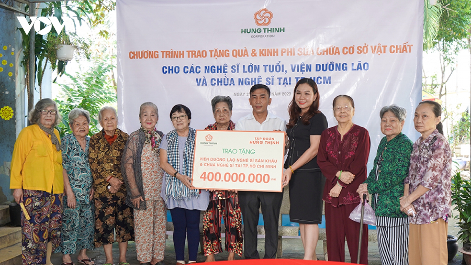 Tập đoàn Hưng Thịnh tặng quà cho Viện dưỡng lão nghệ sĩ và Chùa Nghệ sĩ