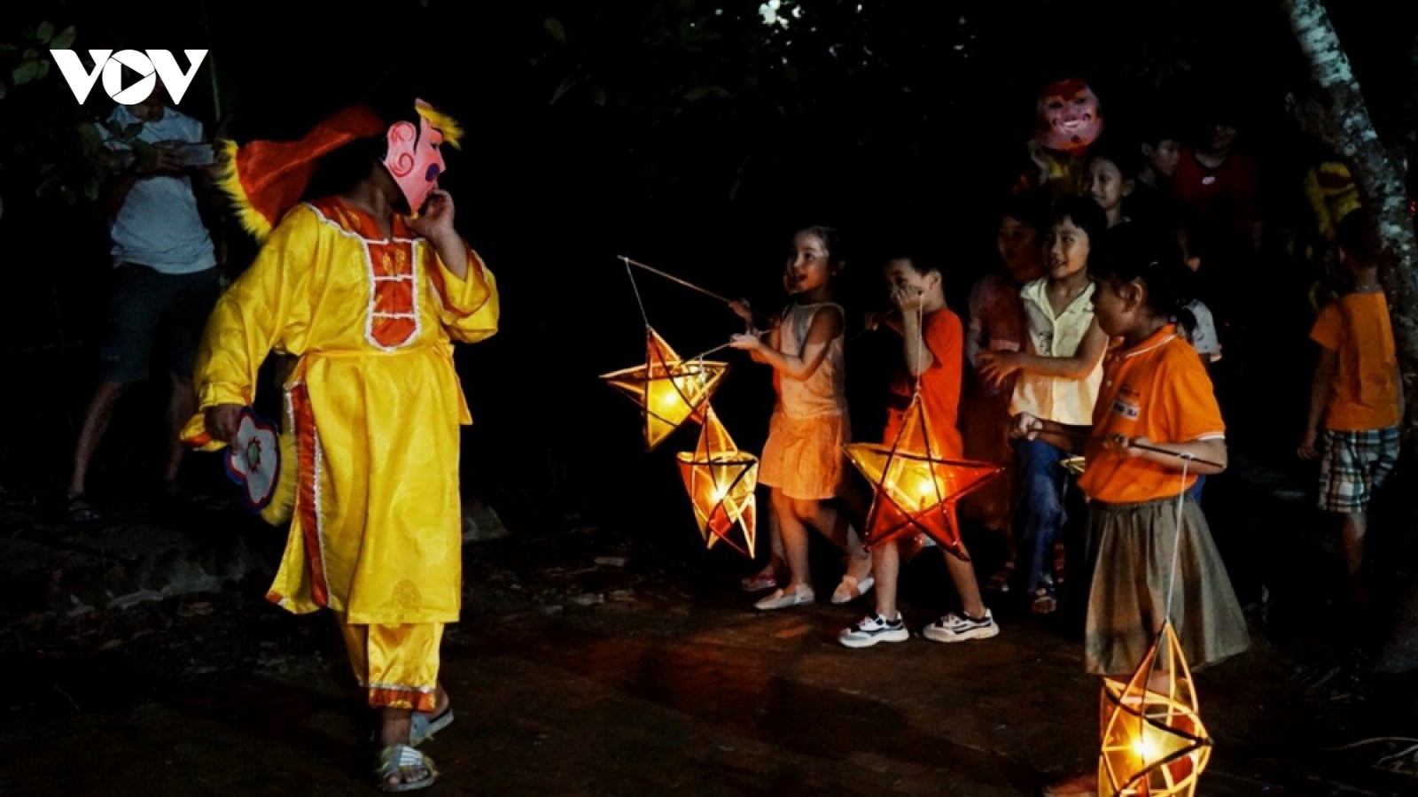 Mang Tết Trung thu đến với trẻ em nghèo, khó khăn trên cả nước