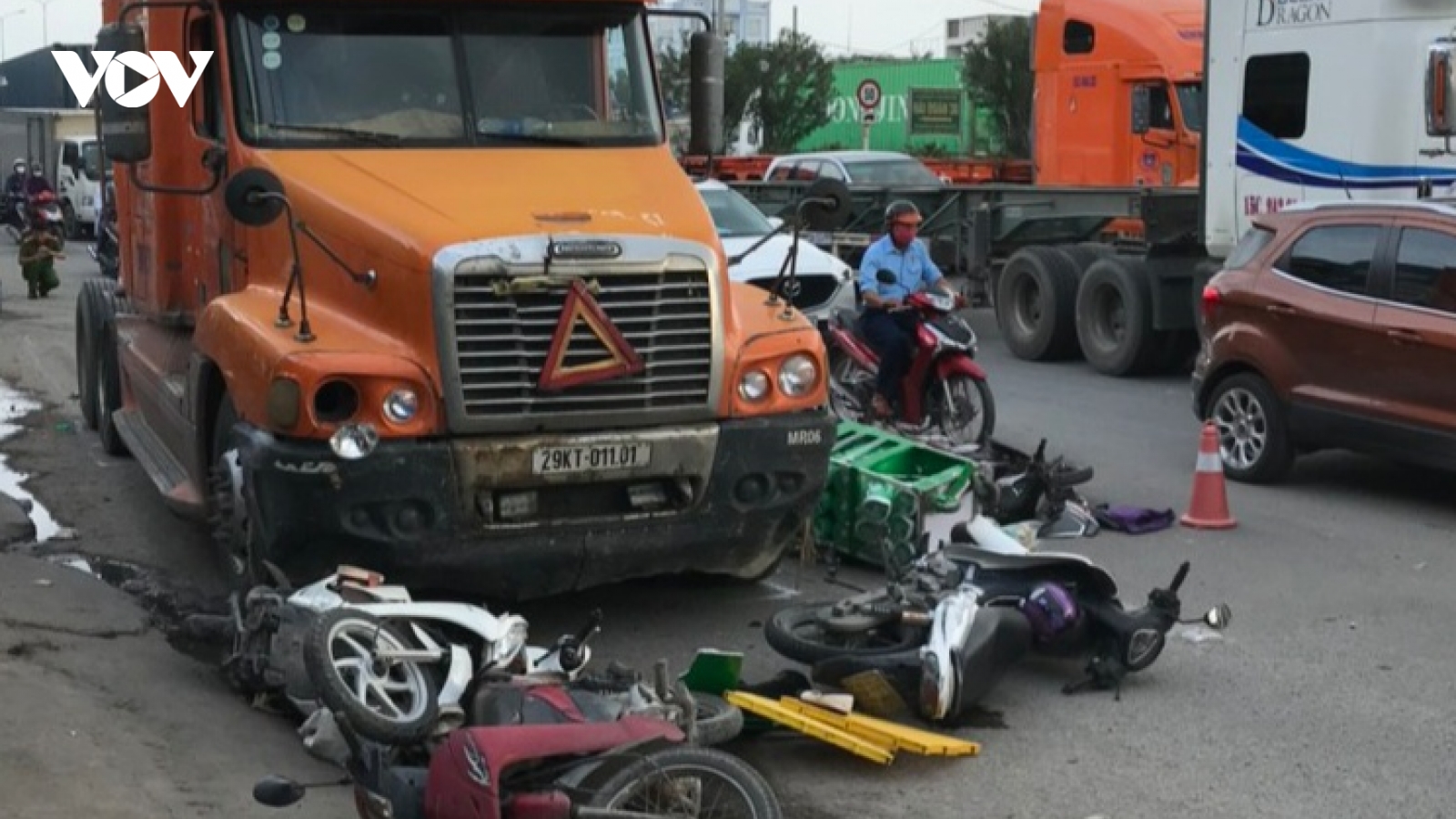 Dừng xe chờ đèn đỏ, 7 xe máy bị xe đầu kéo húc văng, nhiều người bị thương ở Hải Phòng