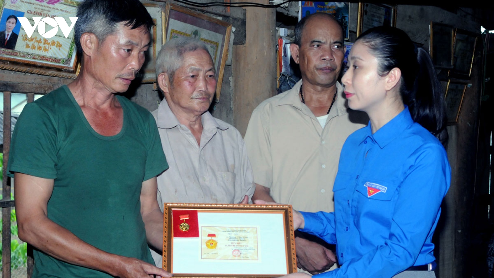 Truy tặng huy hiệu “Tuổi trẻ dũng cảm” cho công an viên hy sinh khi  thực hiện nhiệm vụ 