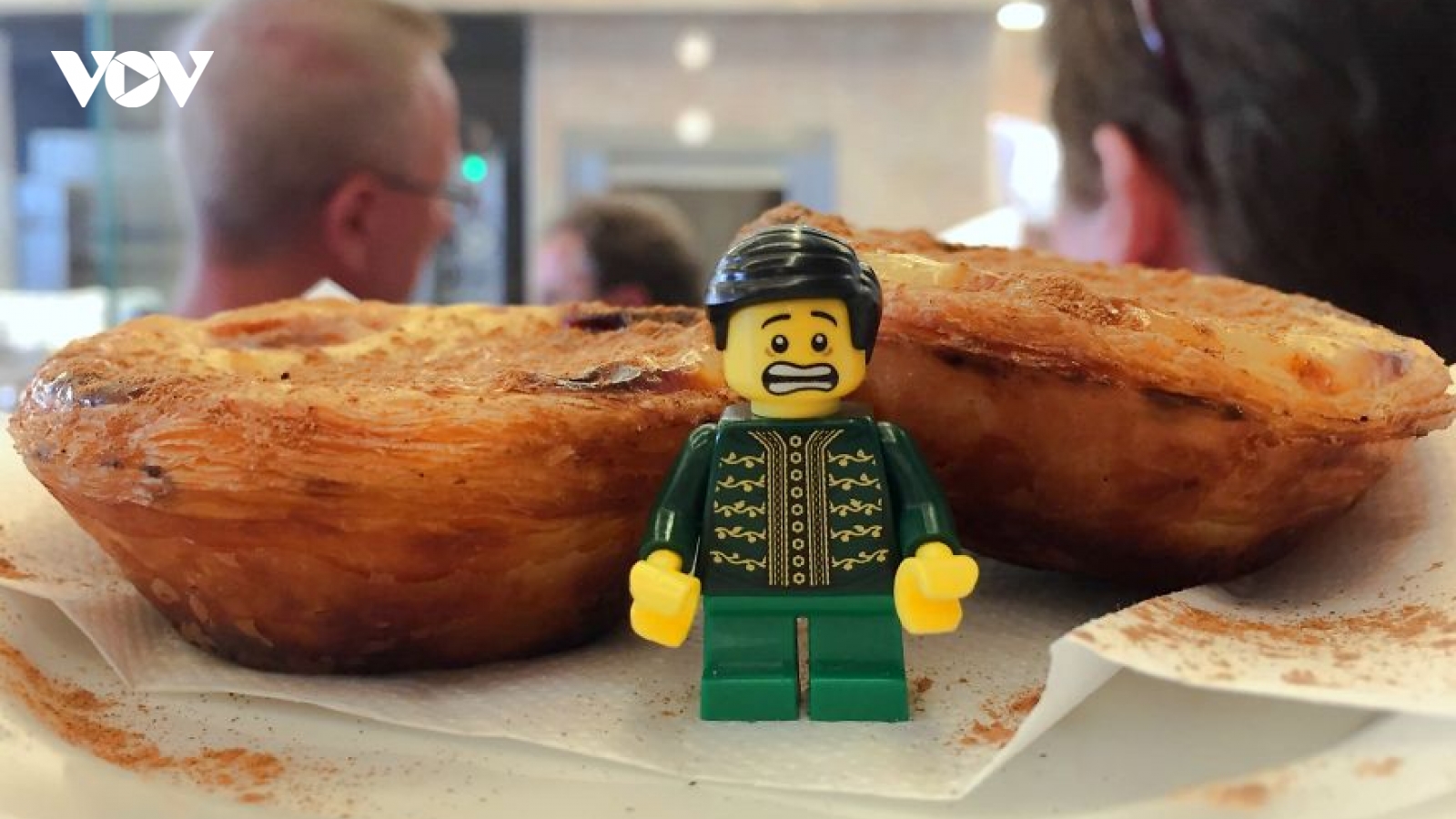 Ảnh vui về "anh chàng" lego đi du lịch đất nước Bồ Đào Nha