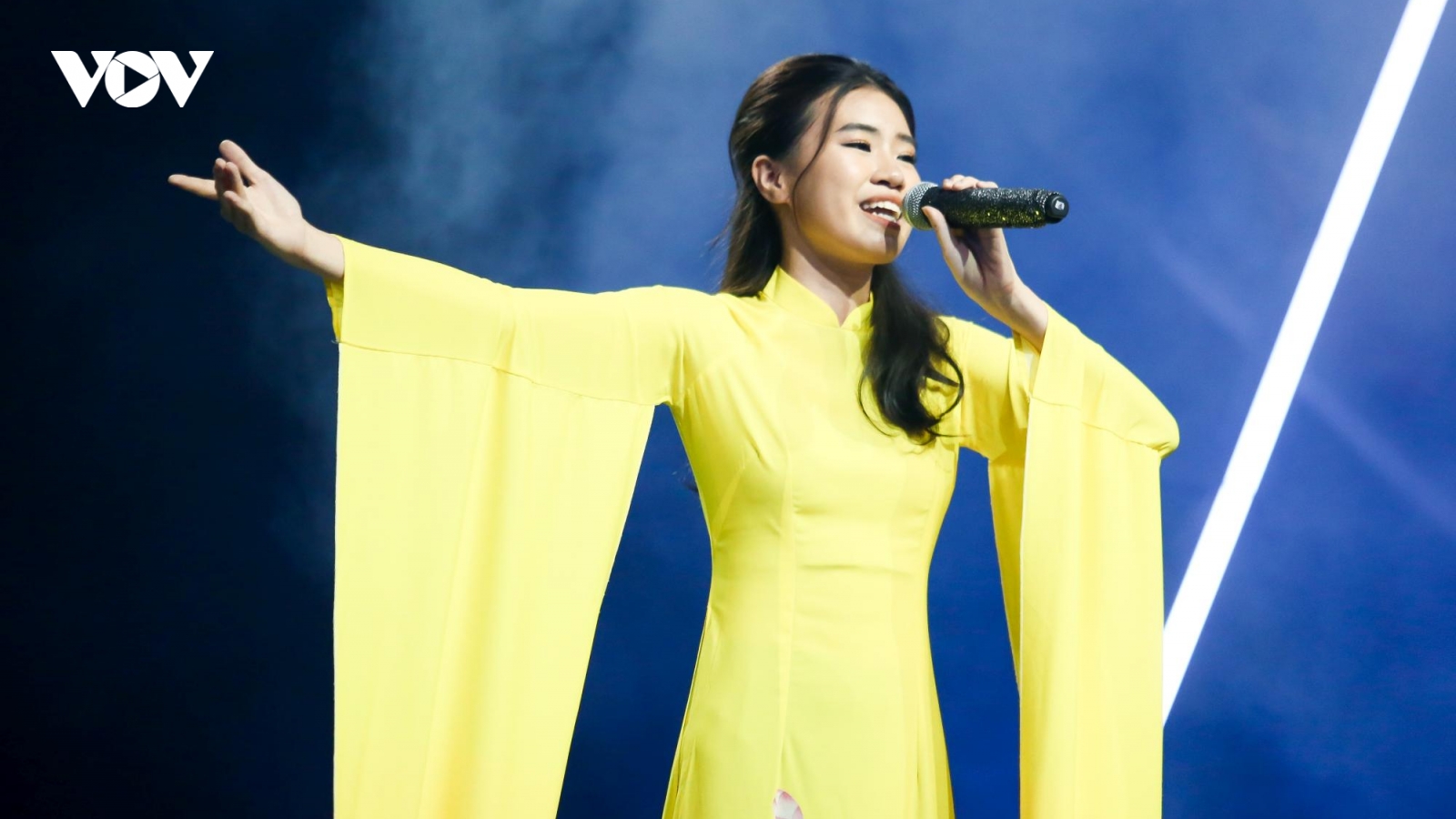 Pháo hóa Táo quân hát vang "Việt Nam ơi" trong "King of Rap"