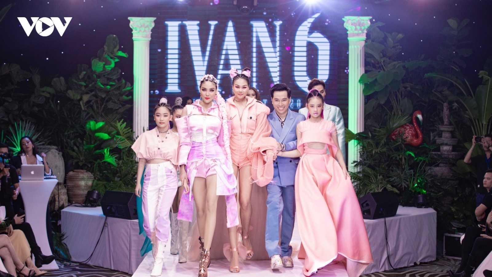 Thanh Hằng, Lan Khuê đọ nhan sắc và đẳng cấp trong show của Ivan Trần