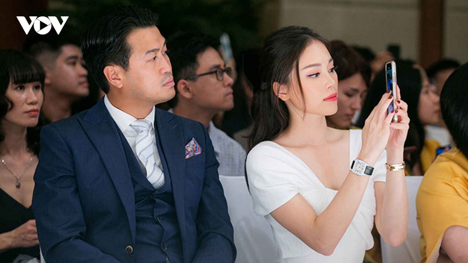 Chuyện showbiz: Linh Rin hạnh phúc bên Phillip Nguyễn, Đàm Thu Trang lộ mặt mộc sau sinh