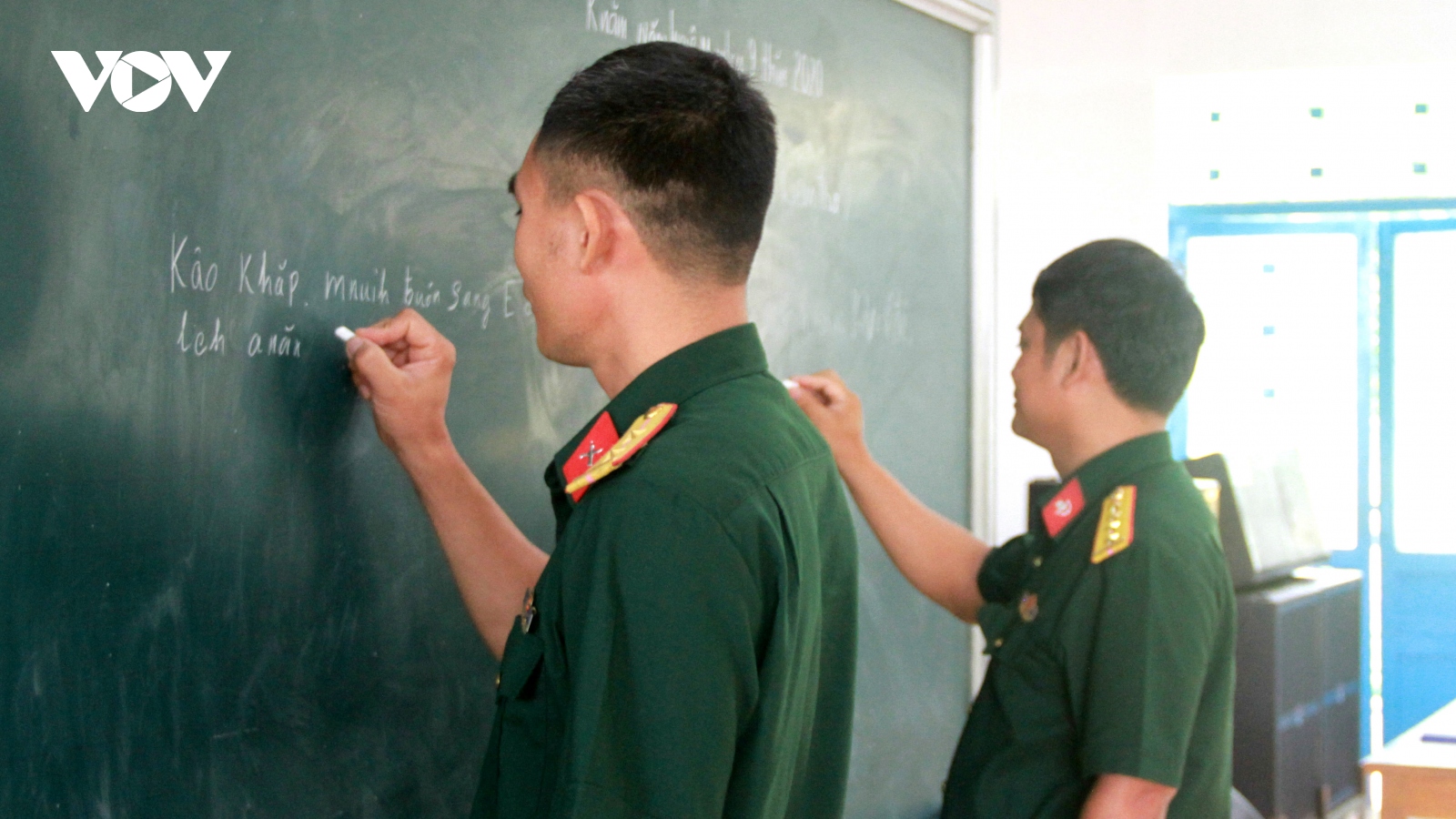 Bộ đội Đắk Lắk học tiếng Êđê để gần dân, hiểu dân hơn