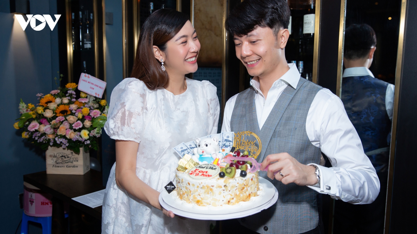 Á hậu Thúy Vân ôm bụng bầu tổ chức sinh nhật bất ngờ cho chồng