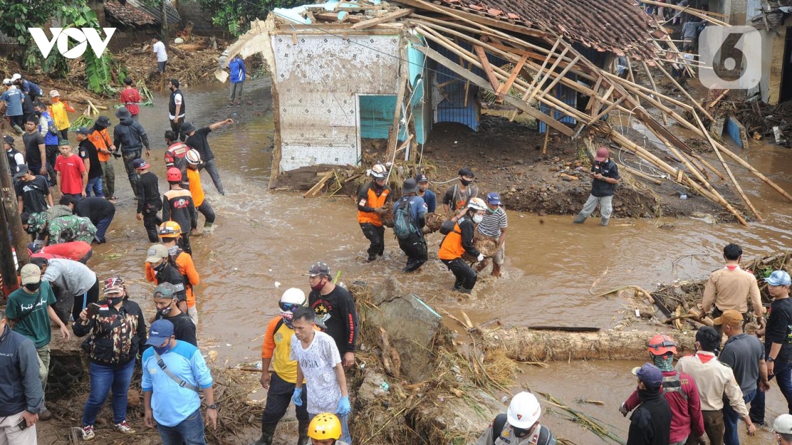 Hàng ngàn người sơ tán vì lũ lụt ở Indonesia