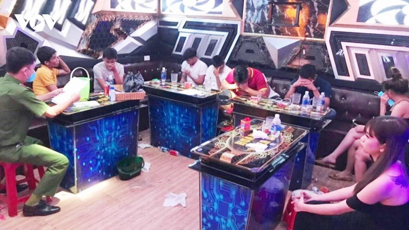 Quảng Nam: Lại phát hiện 10 thanh niên “phê” ma túy tại quán karaoke