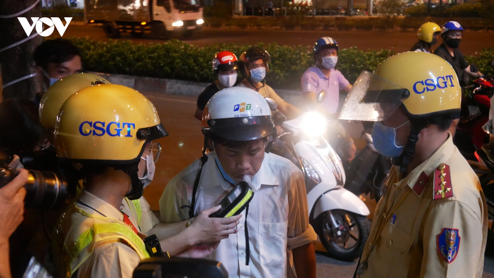 Nữ cảnh sát giao thông ở TPHCM tham gia xử lý "ma men"
