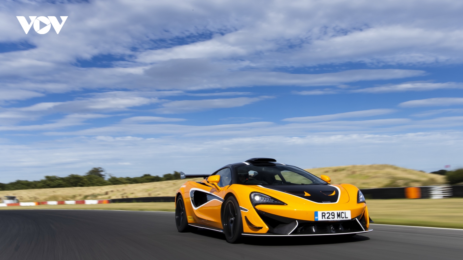 Ảnh chi tiết McLaren 620R giá gần 300.000 USD