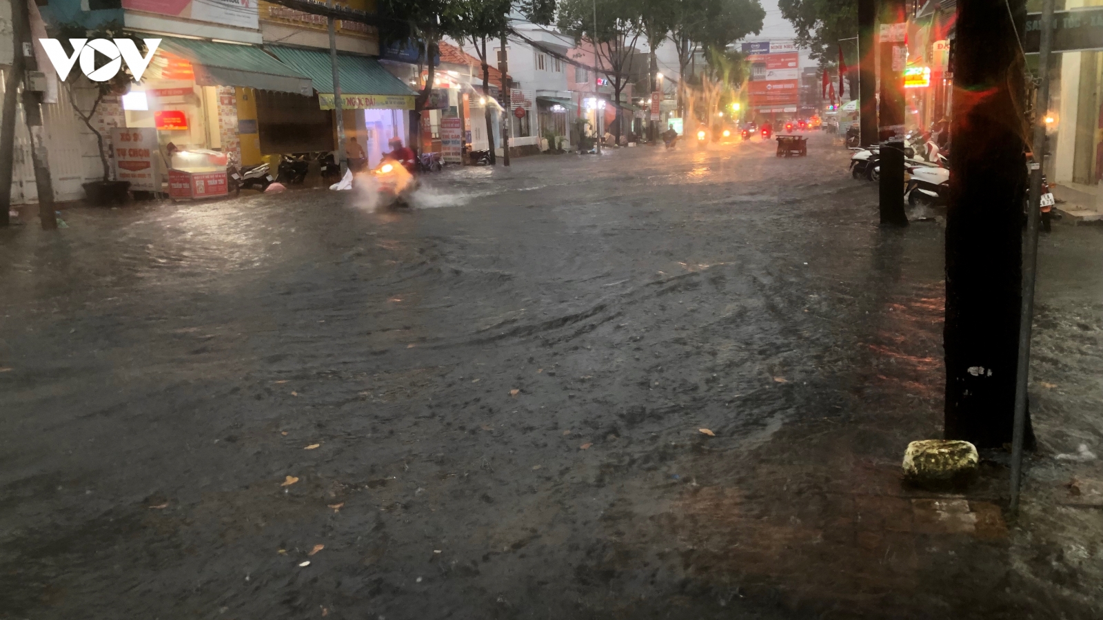Mưa lớn khiến nhiều tuyến đường tại Cần Thơ bỗng chốc biến thành sông