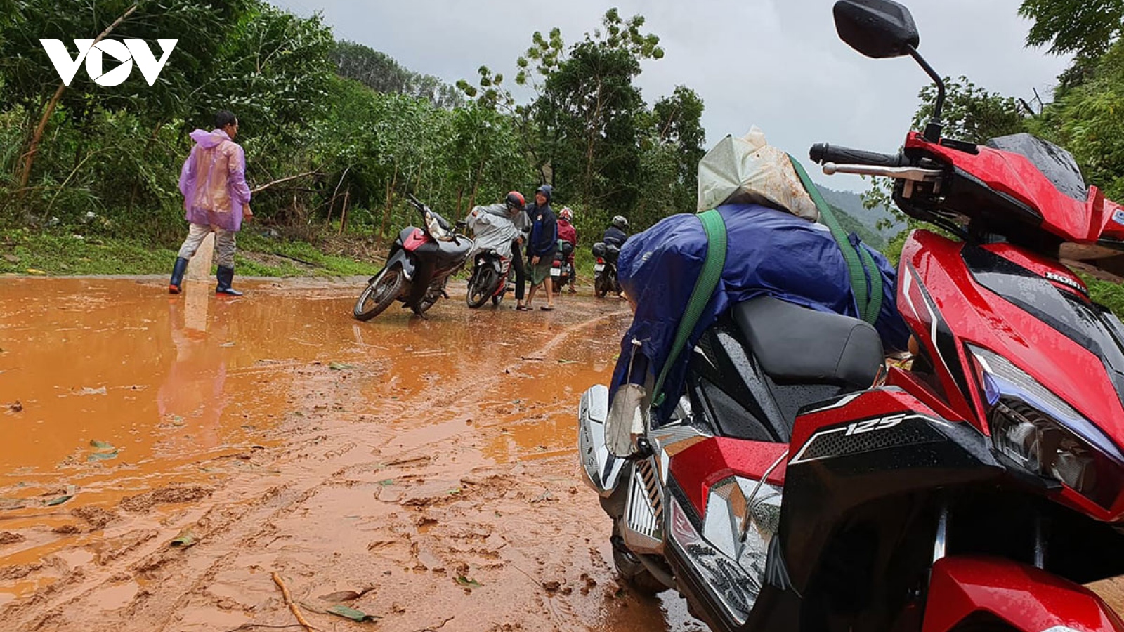 Vợ chồng đang đi trên đường, người vợ bất ngờ bị nước lũ đổ về cuối trôi