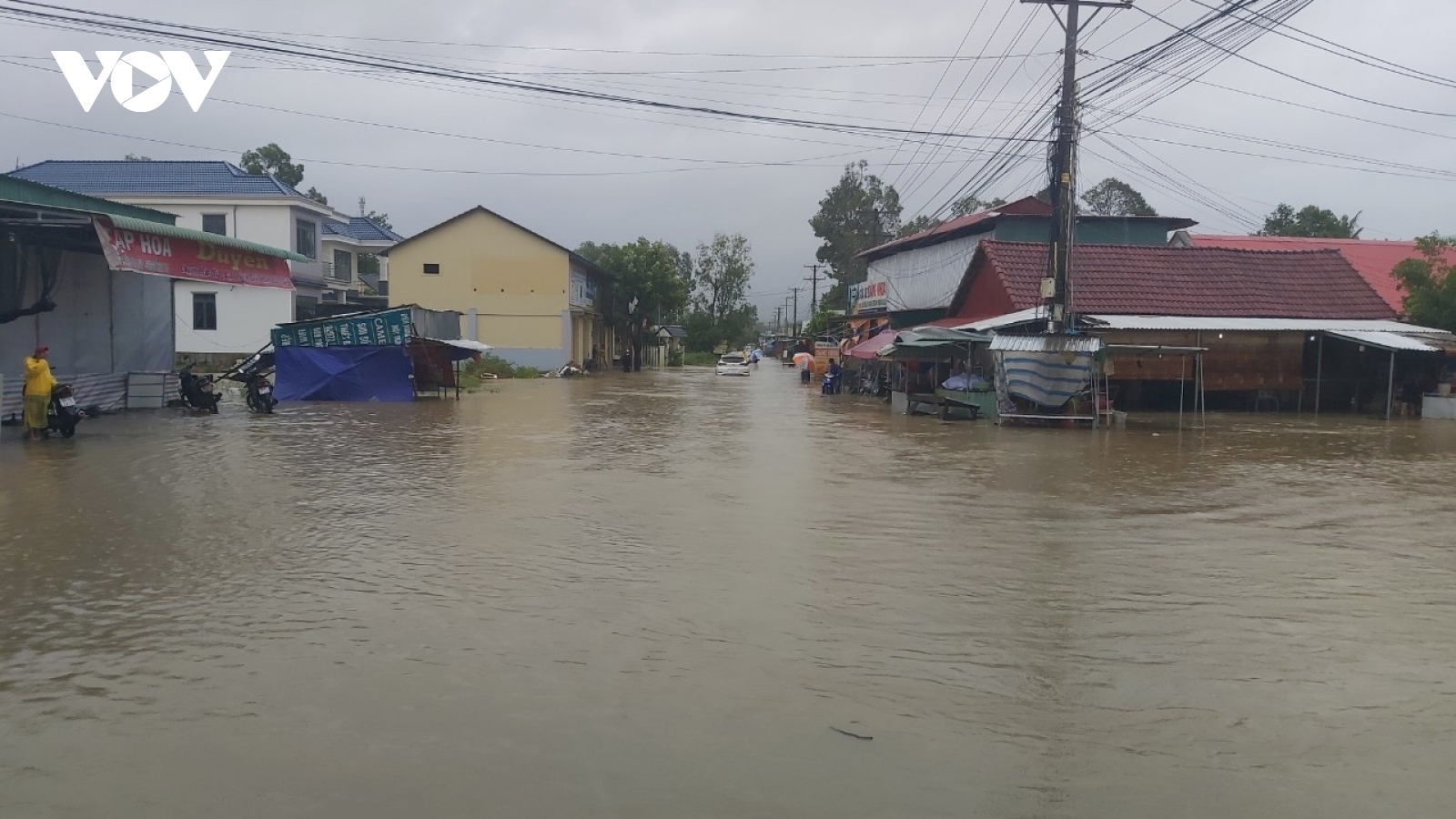 Kiên Giang: Sạt lở đê biển, đường ngập sâu trong nước