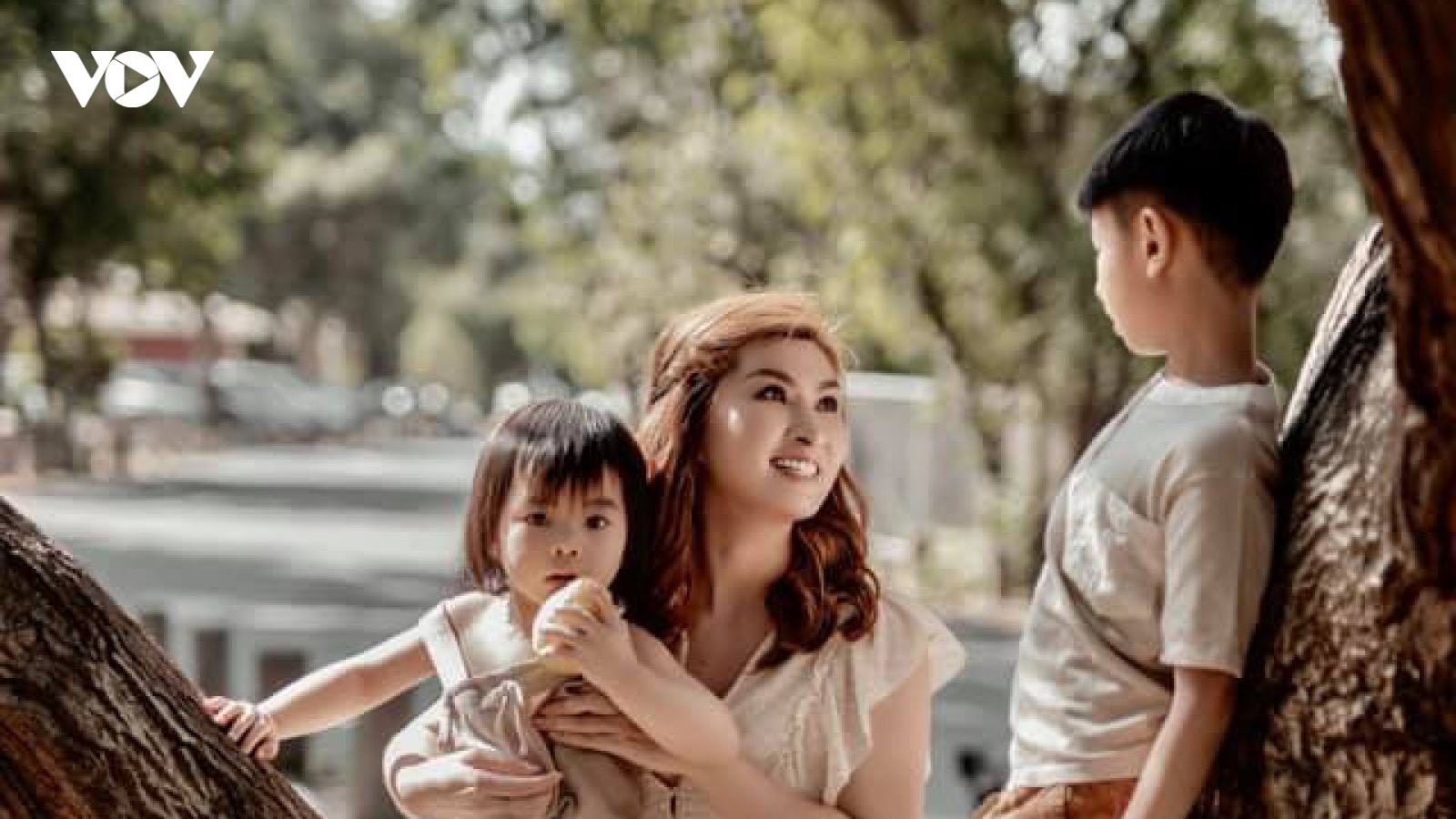 Chuyện showbiz: Nguyễn Hồng Nhung không muốn cưới; Cường Đôla chiều con gái