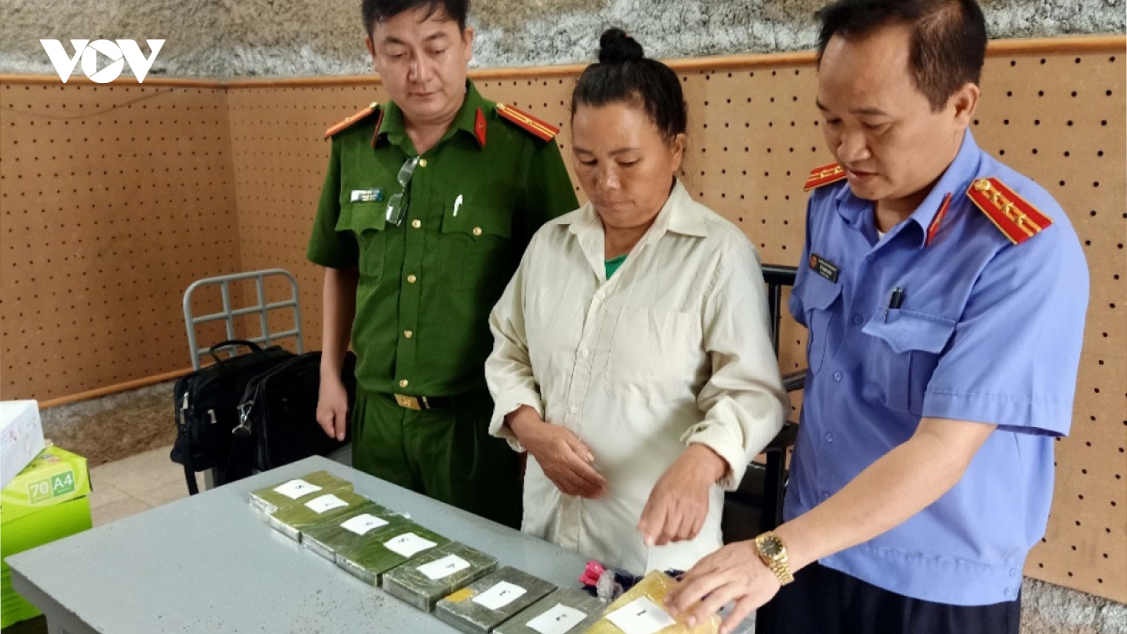 Nóng 24h: Bắt vụ mua bán 7 bánh heroin và 6.000 viên ma túy