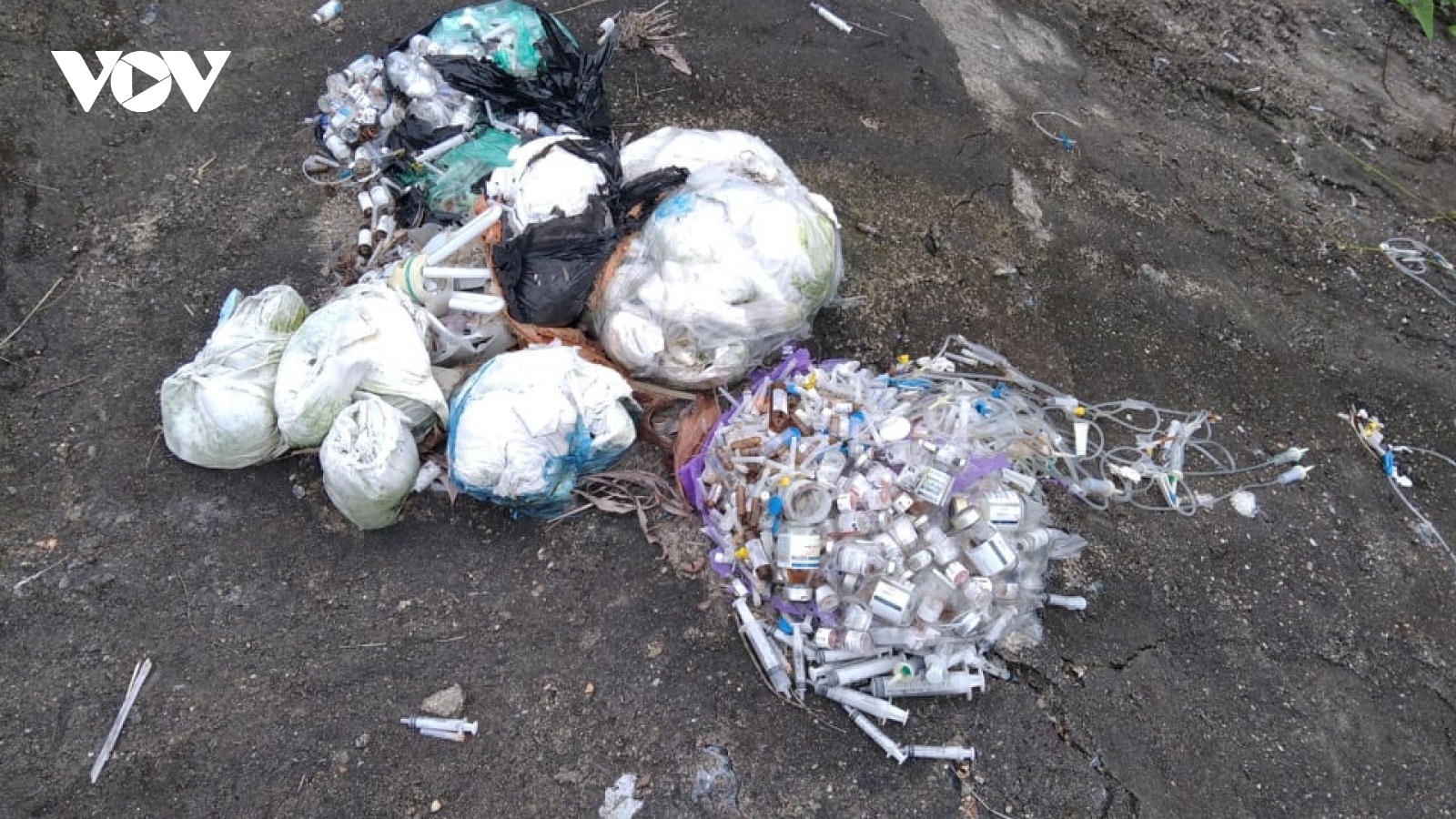 Vứt rác thải y tế bừa bãi ven tuyến BOT Thái Nguyên – Chợ Mới (Bắc Kạn)