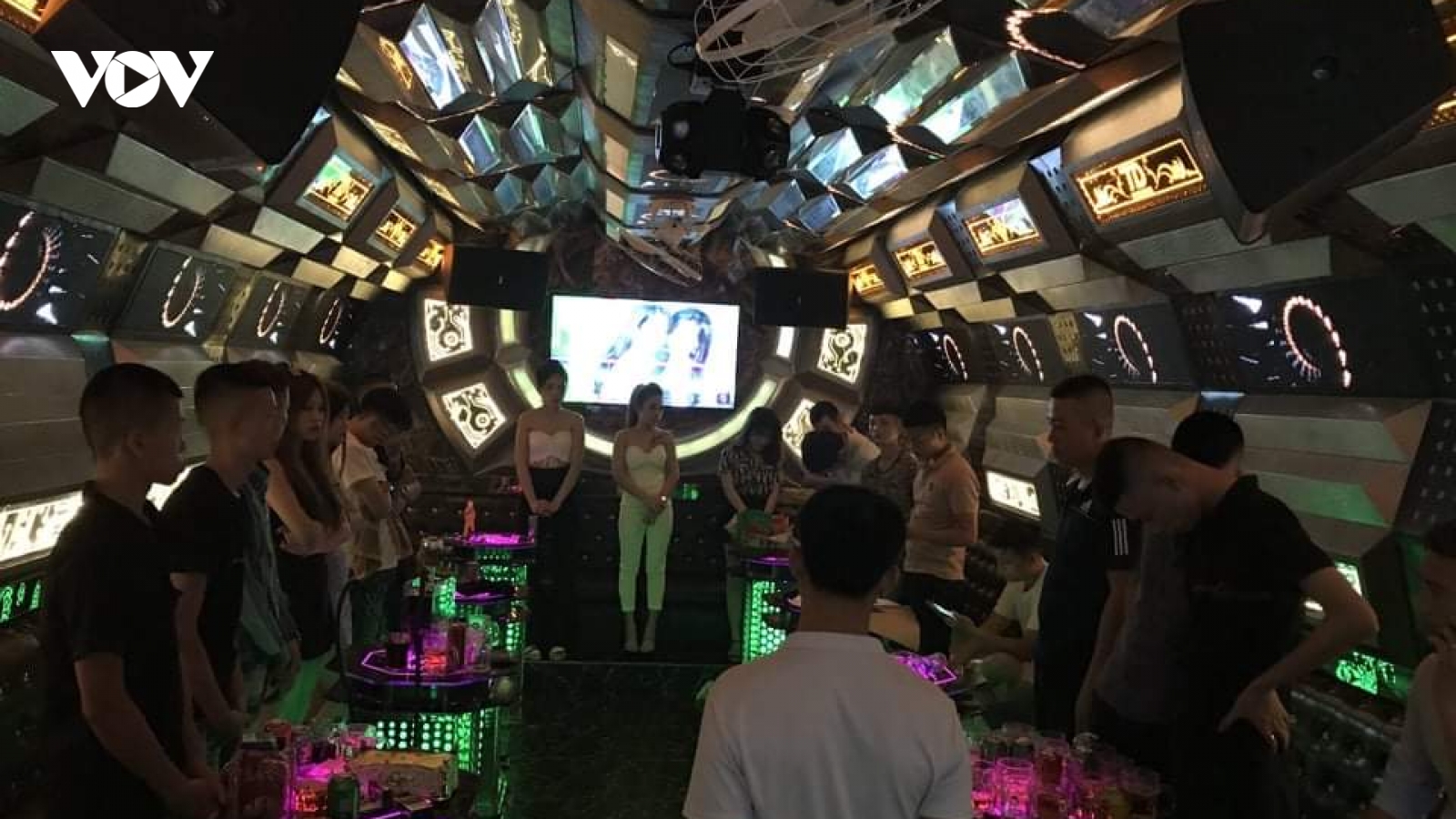 Bắt giữ 13 nam thanh, nữ tú đang "phê" ma túy trong quán karaoke