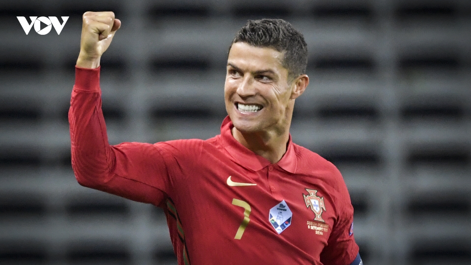 Lập cú đúp siêu phẩm vào lưới Thụy Điển, Ronaldo vượt mốc 100 bàn thắng cho Bồ Đào Nha