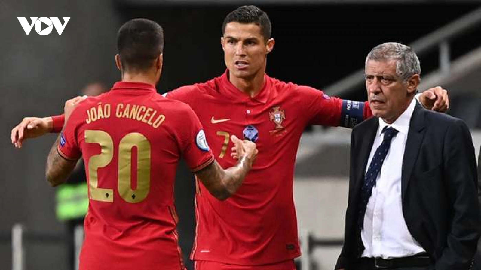 Xé lưới Thụy Điển, Ronaldo lập kỷ lục vô tiền khoáng hậu