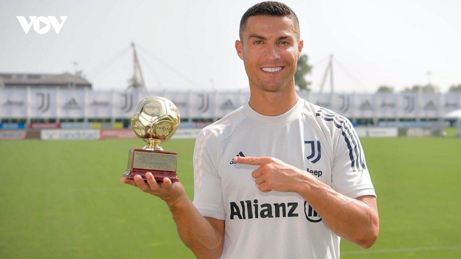 Cristiano Ronaldo nhận danh hiệu Cầu thủ ghi bàn xuất sắc nhất thế giới