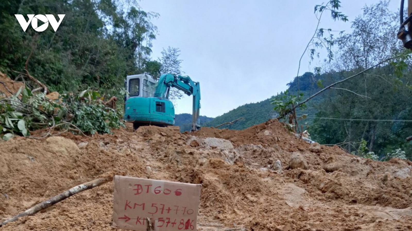 Sạt lở tắc đường lên các xã vùng cao huyện Tây Giang