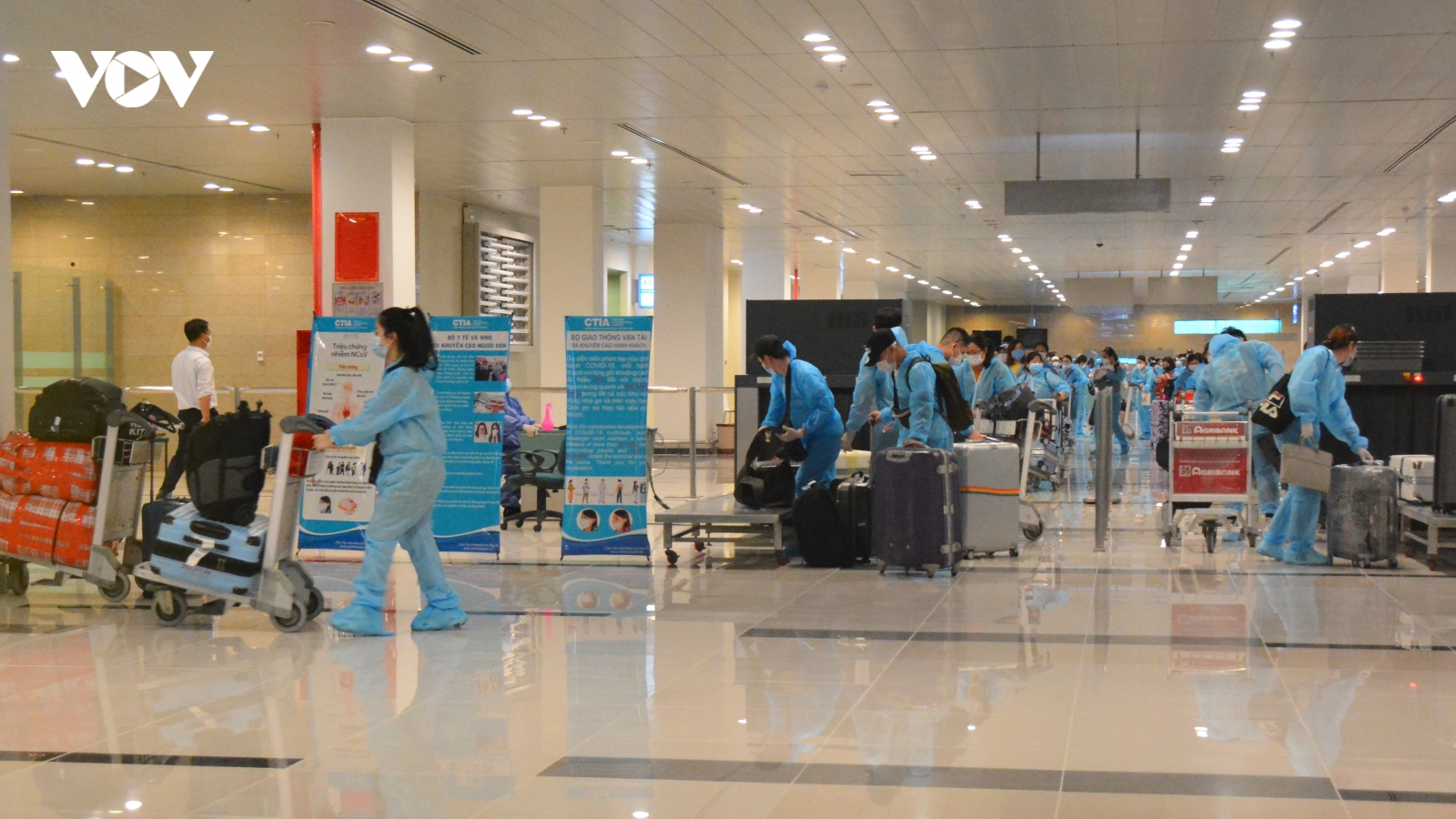 Công dân Việt Nam từ Singapore về nước cách ly tại Cần Thơ và Tiền Giang
