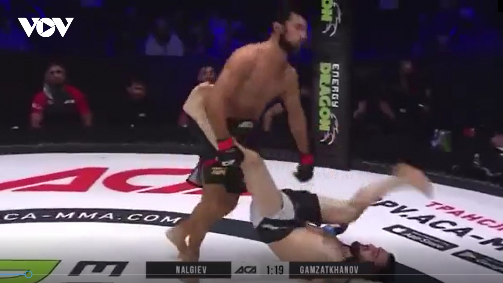 CLIP: Đòn knock-out bằng cú đánh gót kinh điển ở MMA