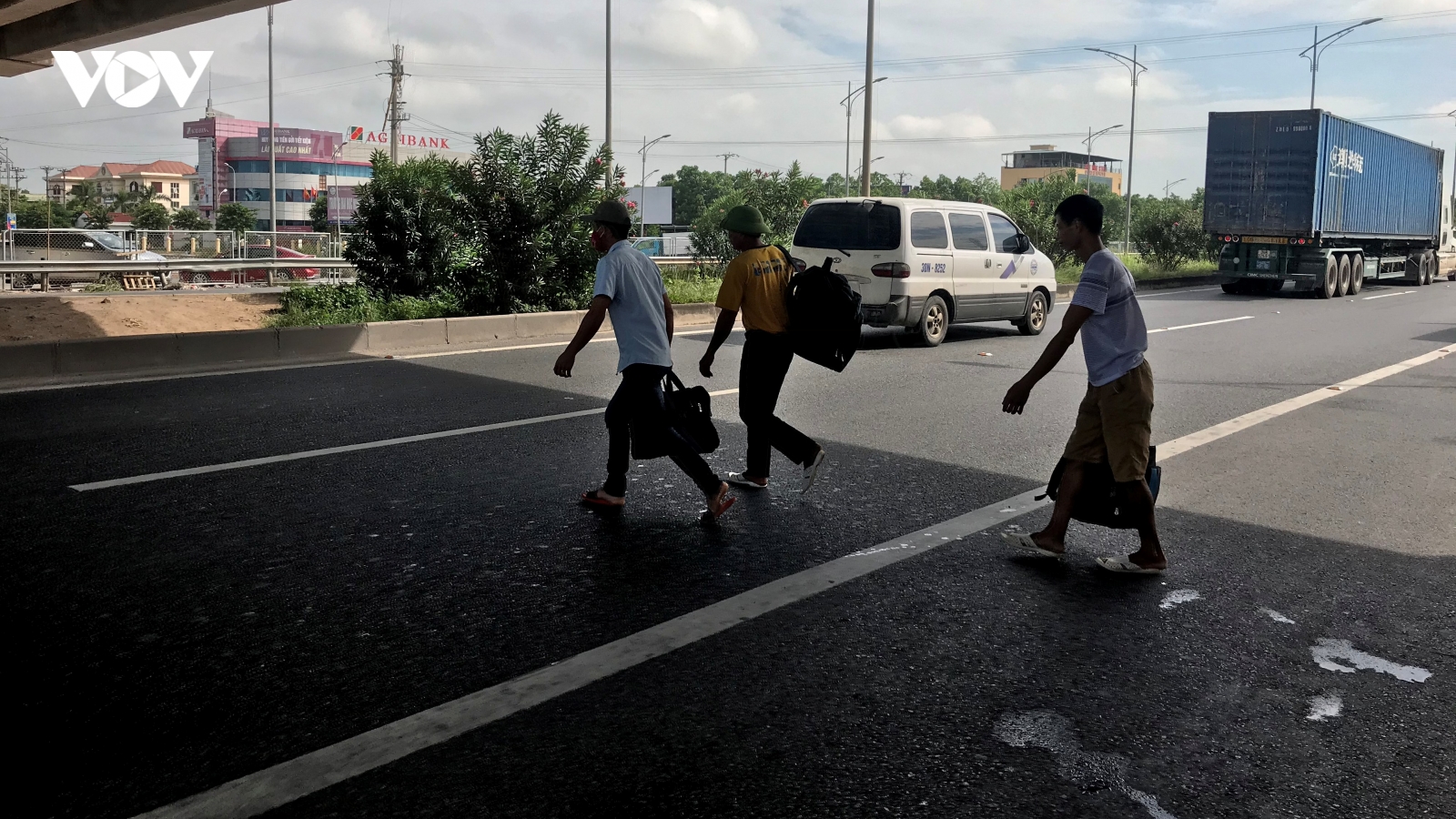 Tái diễn đón trả khách trên đường cao tốc Hà Nội - Bắc Giang