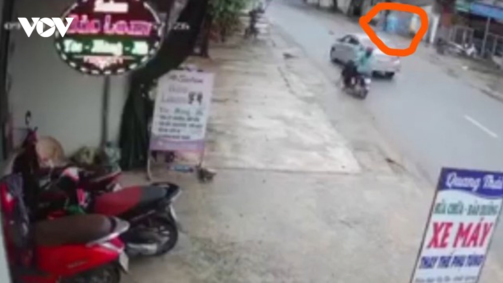 Hoảng hồn ô tô lấn làn tông bay người phụ nữ đi xe máy