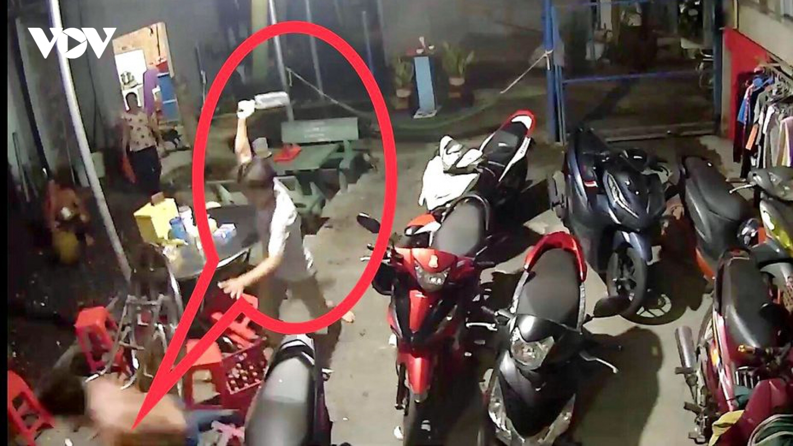 Nhậu nói lớn tiếng, 2 người đàn ông ở Bình Dương bị chém trọng thương
