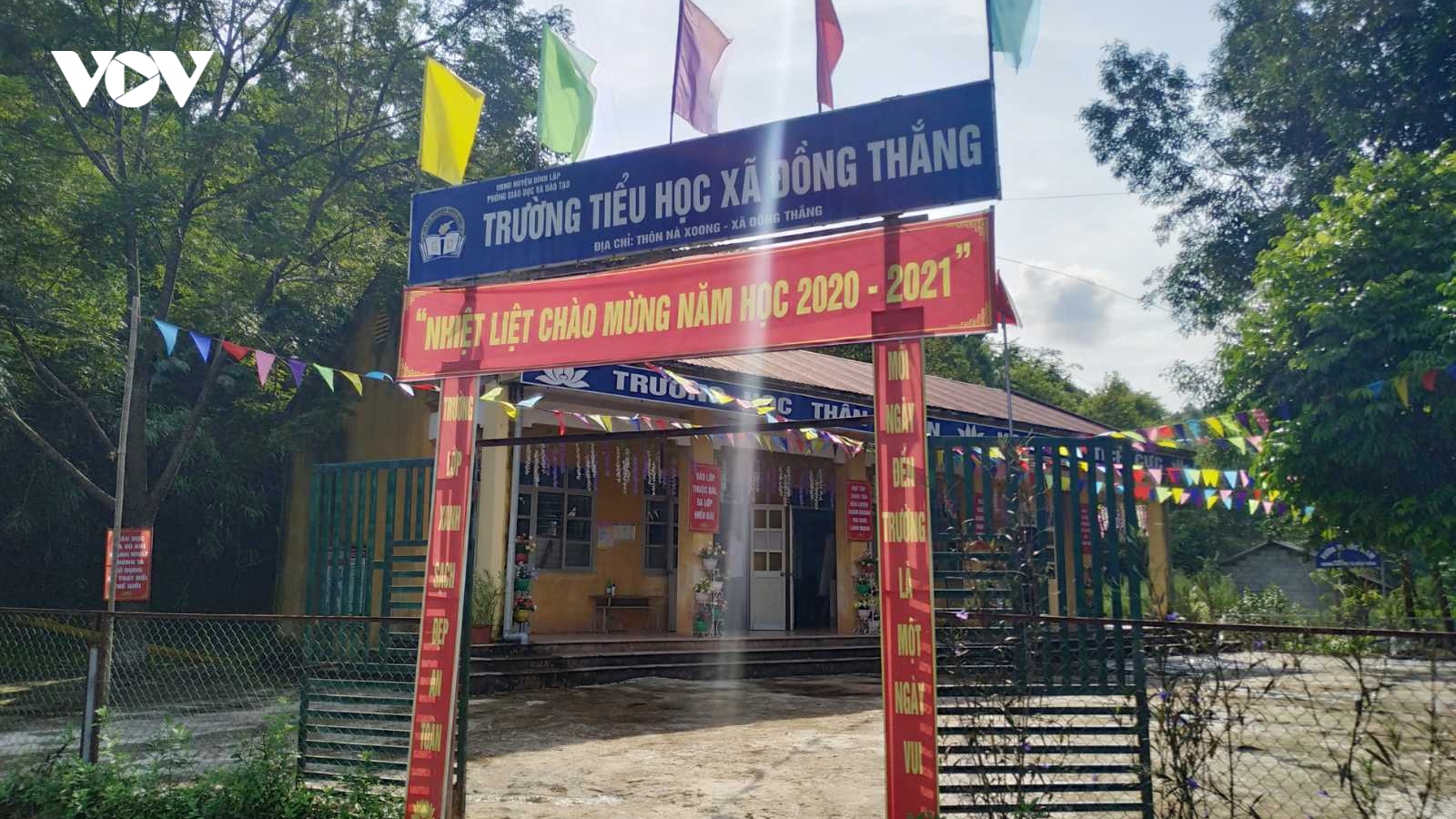 Thiếu dụng cụ học tập thiết yếu, các thầy cô giáo "vượt khó" mang con chữ tới vùng cao