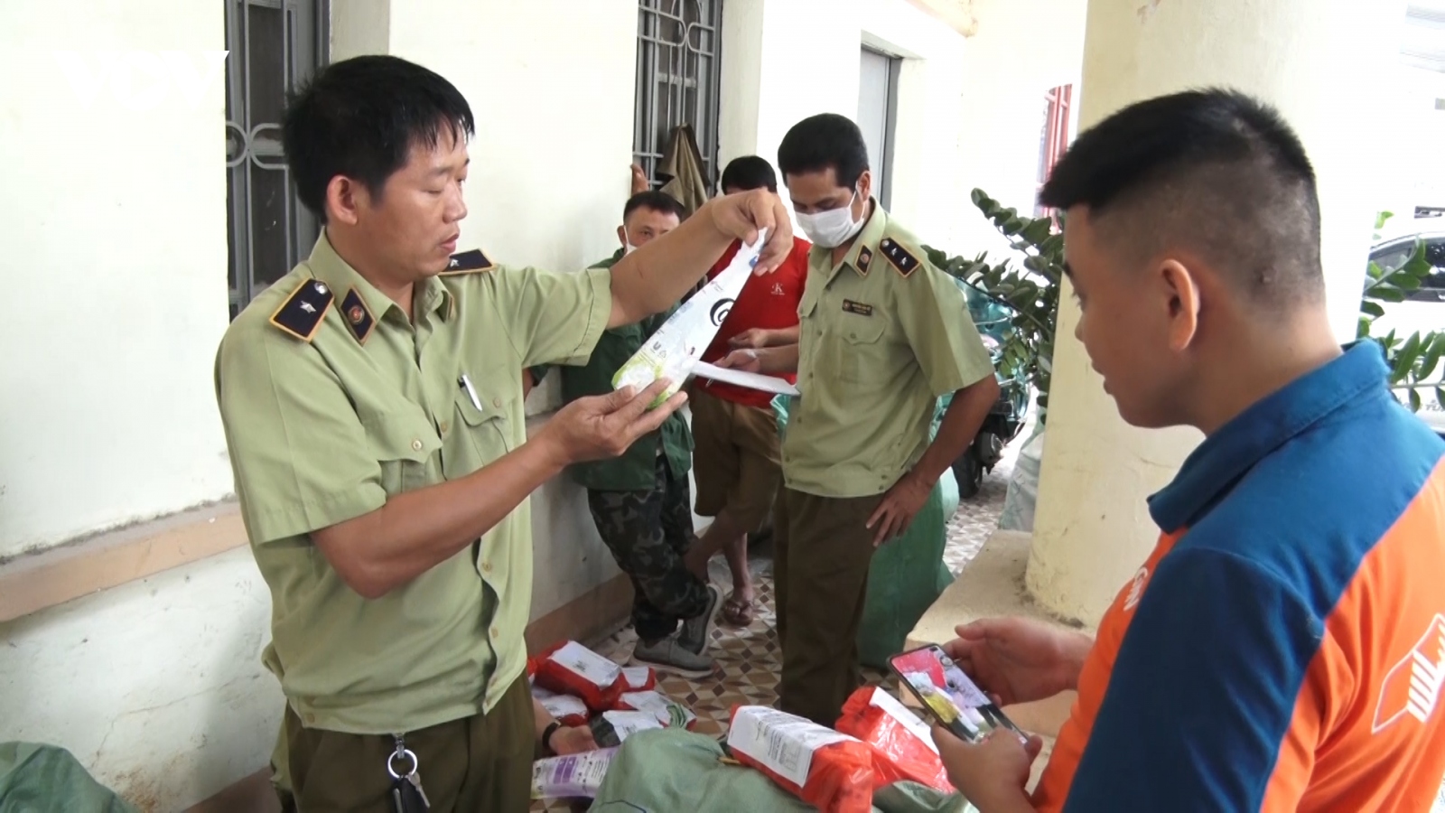 Bắt giữ số lượng hàng hóa có dấu hiệu nhập lậu ở Lạng Sơn