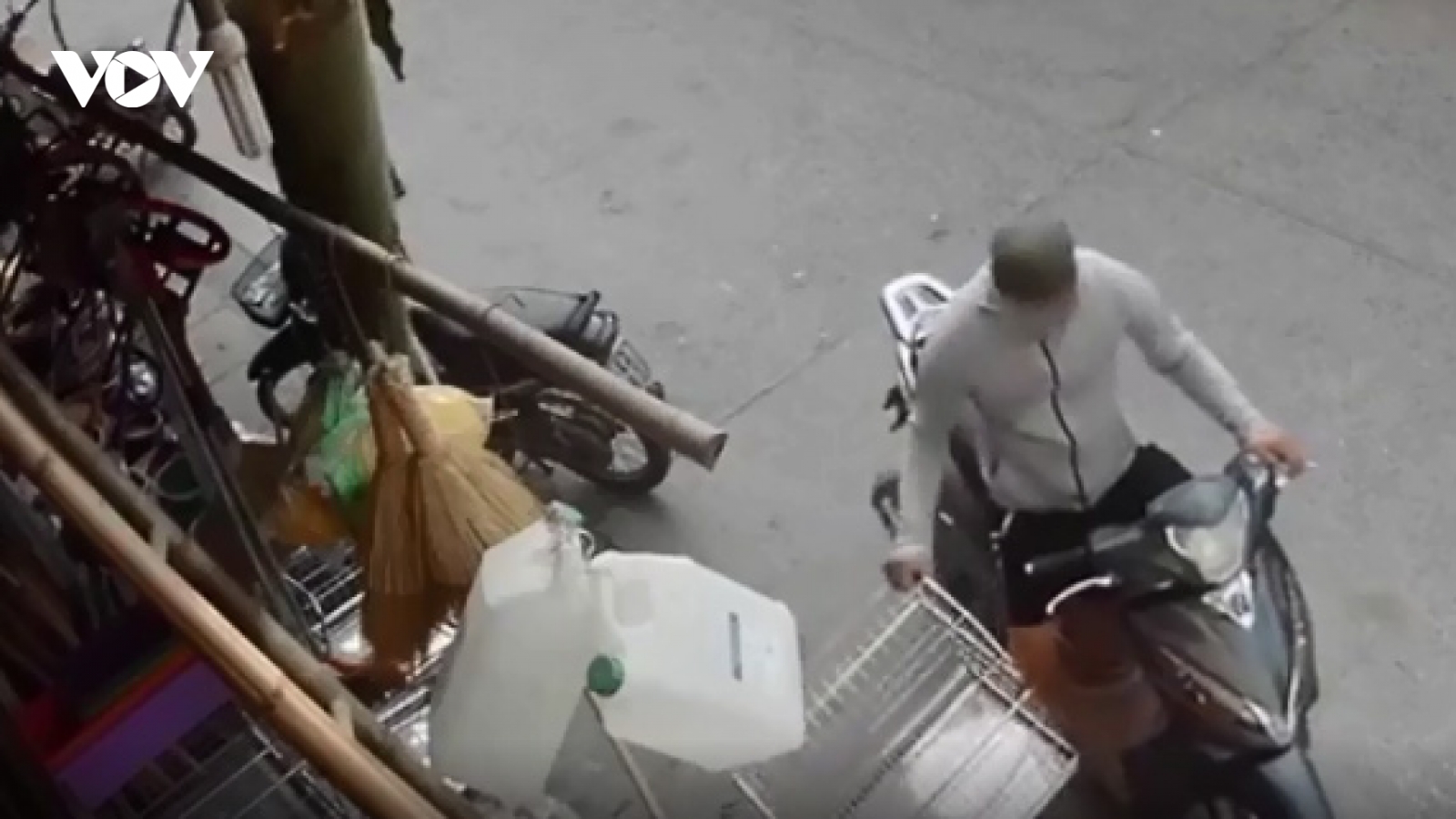 Video: Nam thanh niên đi xe SH thản nhiên trộm chuồng chó giữa ban ngày