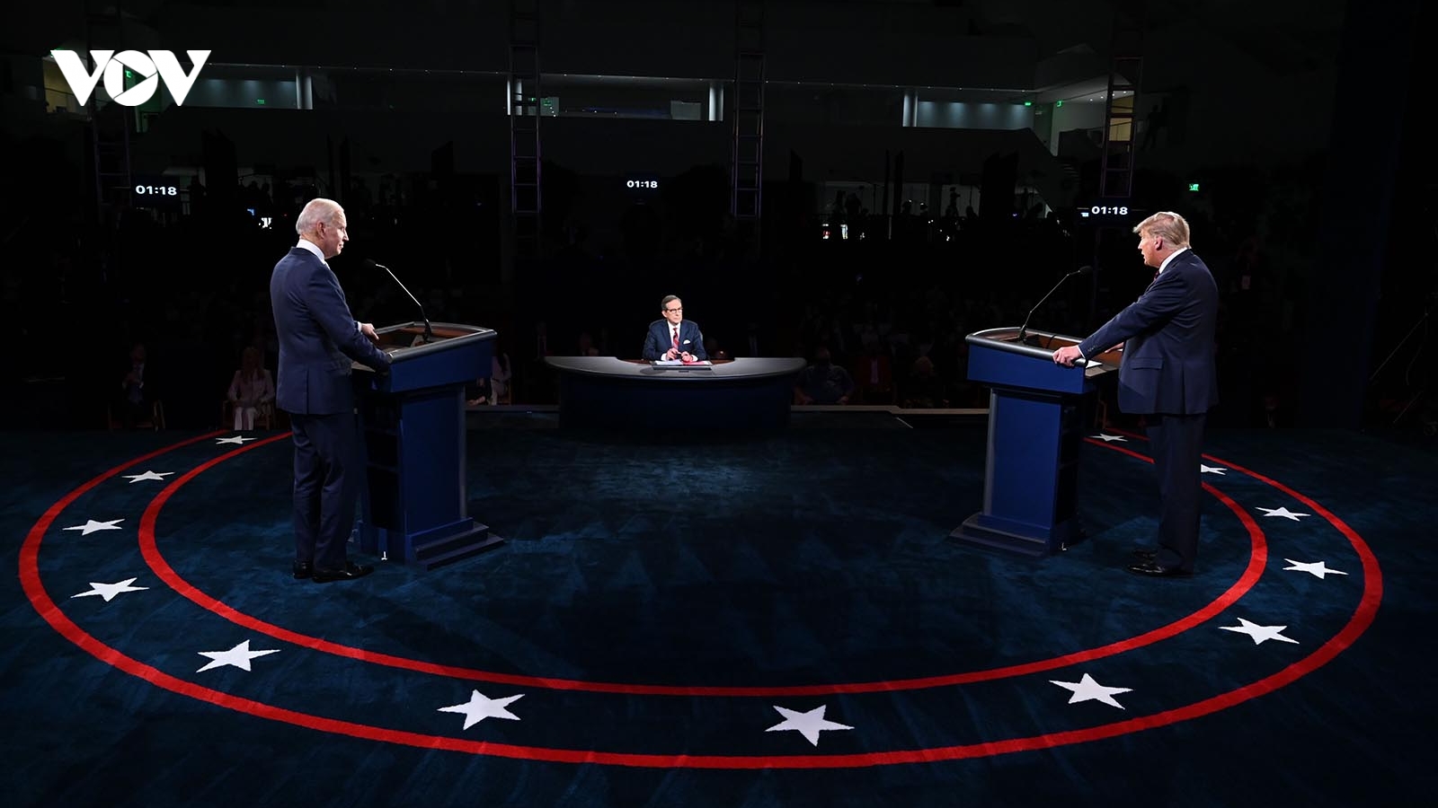 Video: 2 ứng viên Tổng thống Mỹ Trump và Biden bước vào cuộc tranh luận đầu tiên