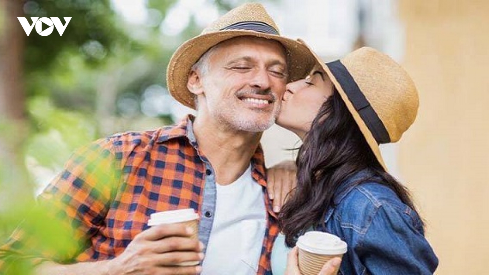 Vì sao phụ nữ thích đàn ông lớn tuổi hơn?