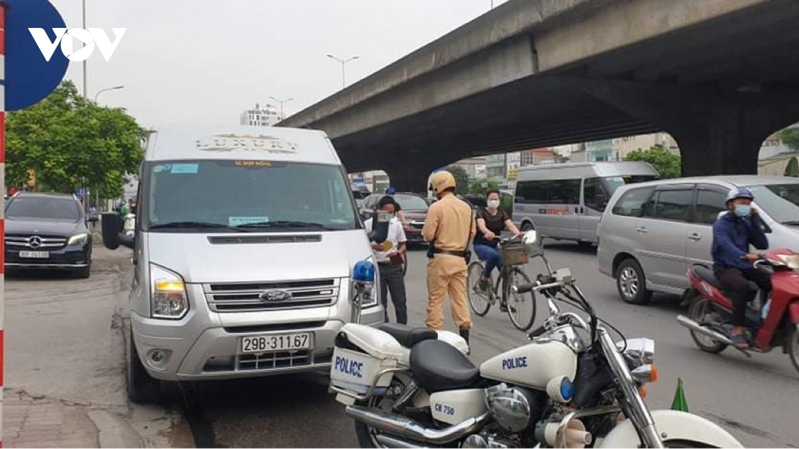 Xử phạt hàng loạt xe khách “vô tư” đón trả khách ở Hà Nội