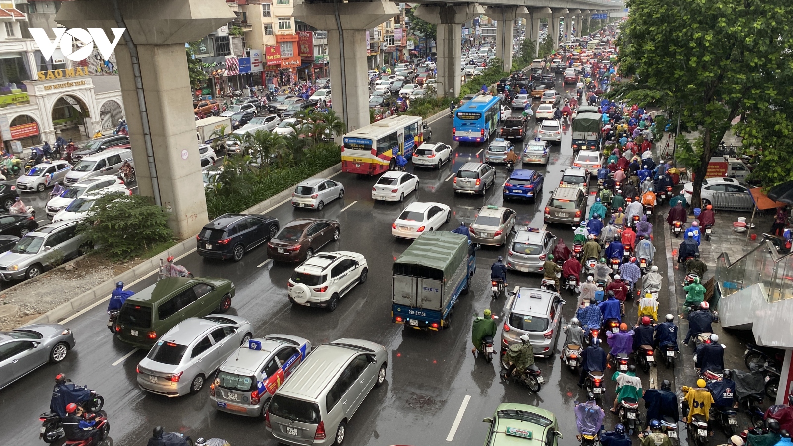 Mưa lớn đầu giờ đi làm buổi sáng, nhiều đường phố Hà Nội tắc nghẽn