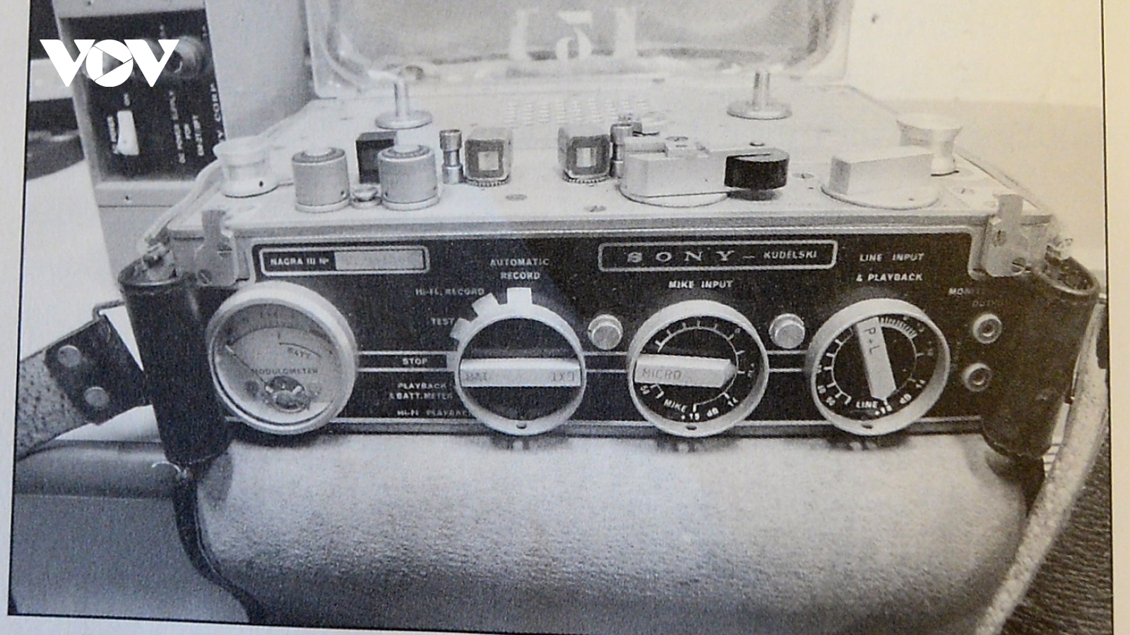 Máy ghi âm - vật bất ly thân của phóng viên phát thanh qua các thời kỳ